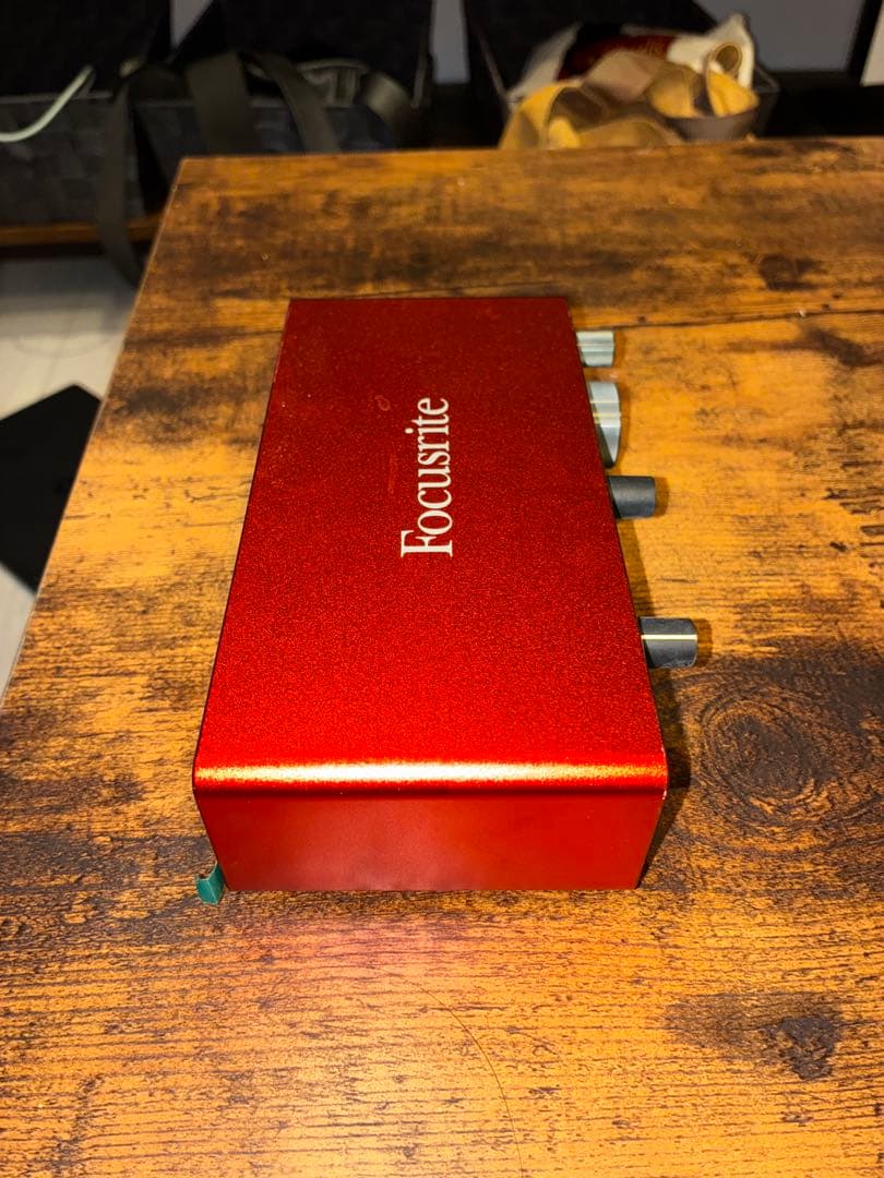 Focusrite Scarlett 2i2 赤