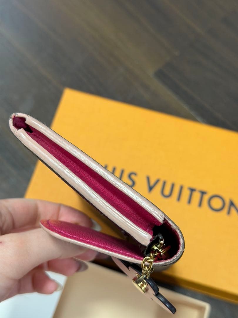 ルイヴィトン モノグラム ポルトフォイユ エミリー フラワーチャーム