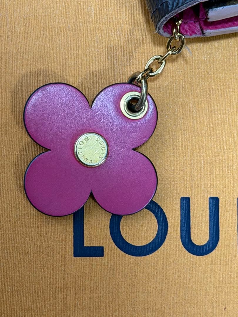 ルイヴィトン モノグラム ポルトフォイユ エミリー フラワーチャーム