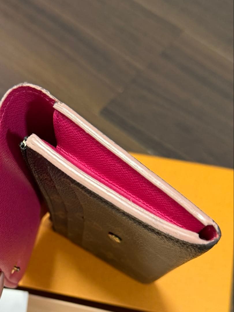 ルイヴィトン モノグラム ポルトフォイユ エミリー フラワーチャーム