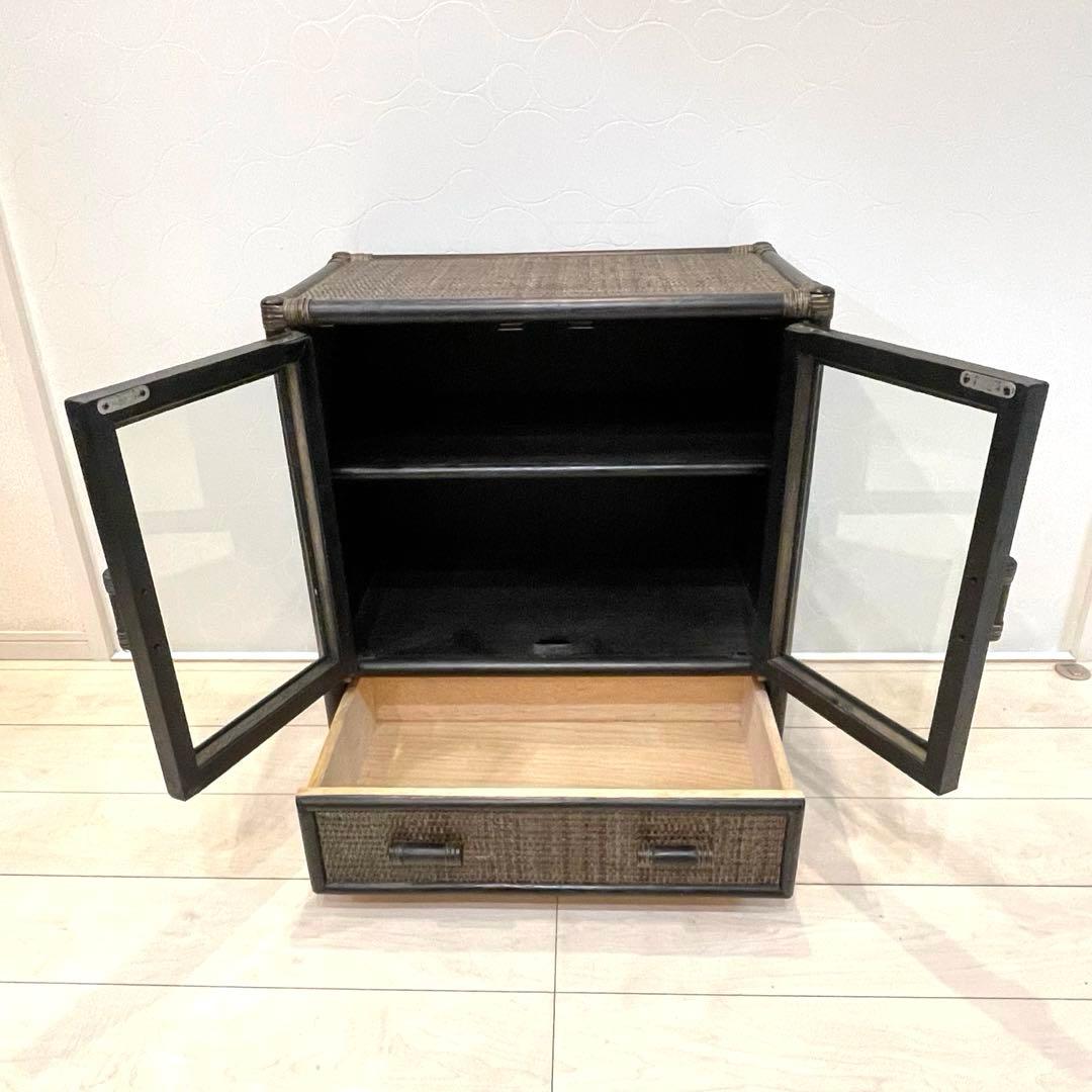 ラタン 籐 ガラス扉 キャビネット 収納棚 ヴィンテージ 引き出し付 アジアン