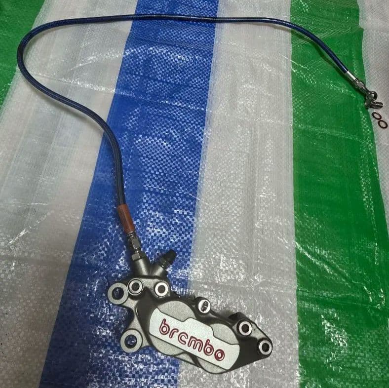 シグナスX4.5型用brembo 40ミリピッチキャリパー と青ホース