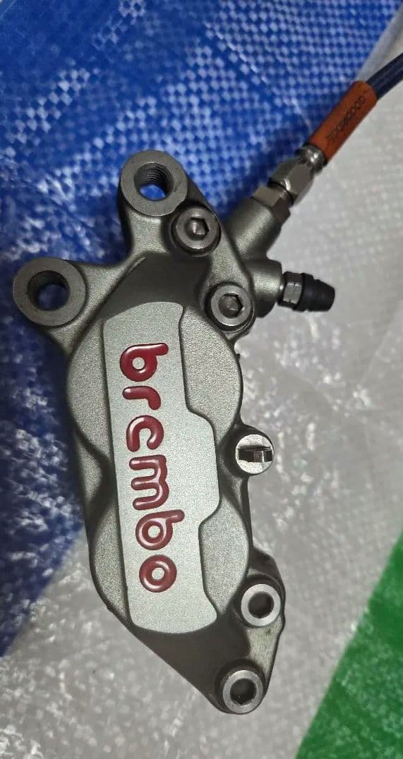 シグナスX4.5型用brembo 40ミリピッチキャリパー と青ホース