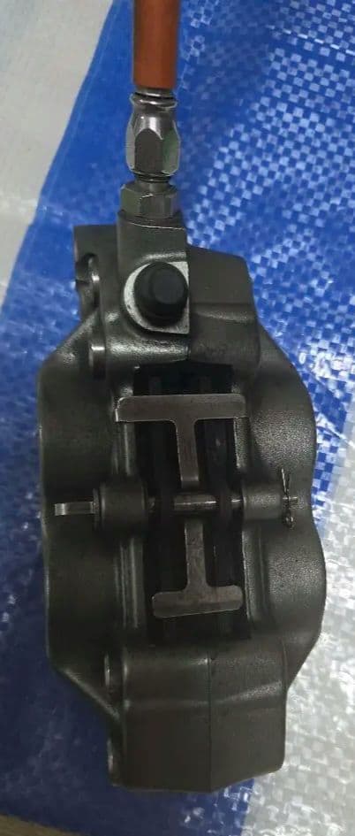 シグナスX4.5型用brembo 40ミリピッチキャリパー と青ホース