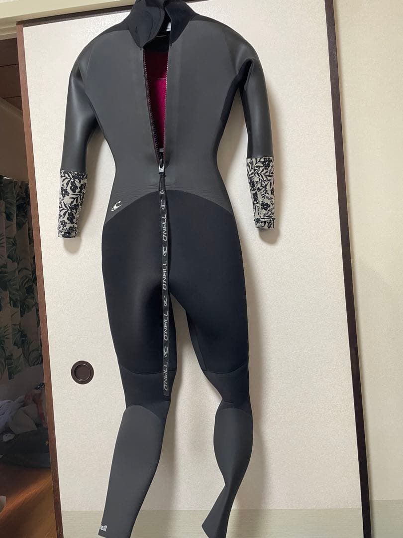 （1度のみ使用）O'neill ウェットスーツ 黒 花柄 5/3mm