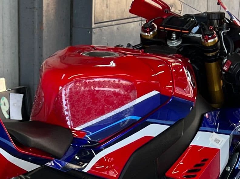 CBR1000RR-R(sc82)用モリワキ製タンクカバー