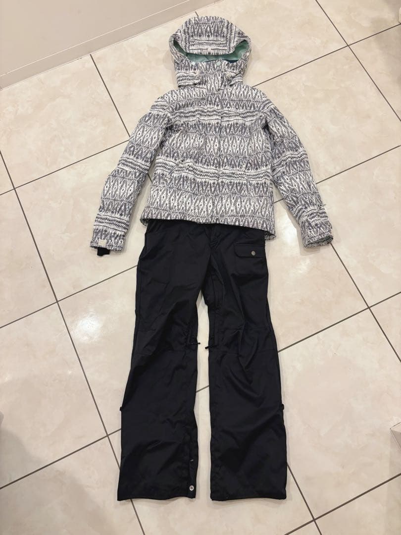 スノーボードウエアROXY/上下(ヒップパッドおまけ付き)女性用Sサイズ