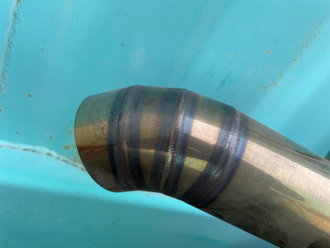 ハイエース200系　amend製２リッターガソリン 腹下ストレートマフラー