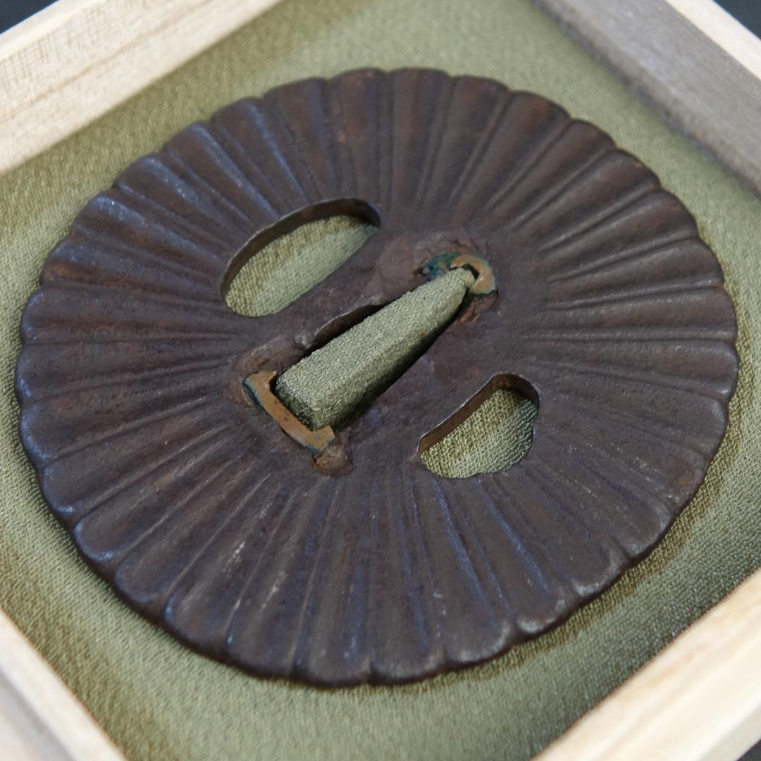 鍔 鐔 刀装具 日本刀 武具 骨董 江戸時代【菊花図鐔 無銘 明珍】(鑑定書有)