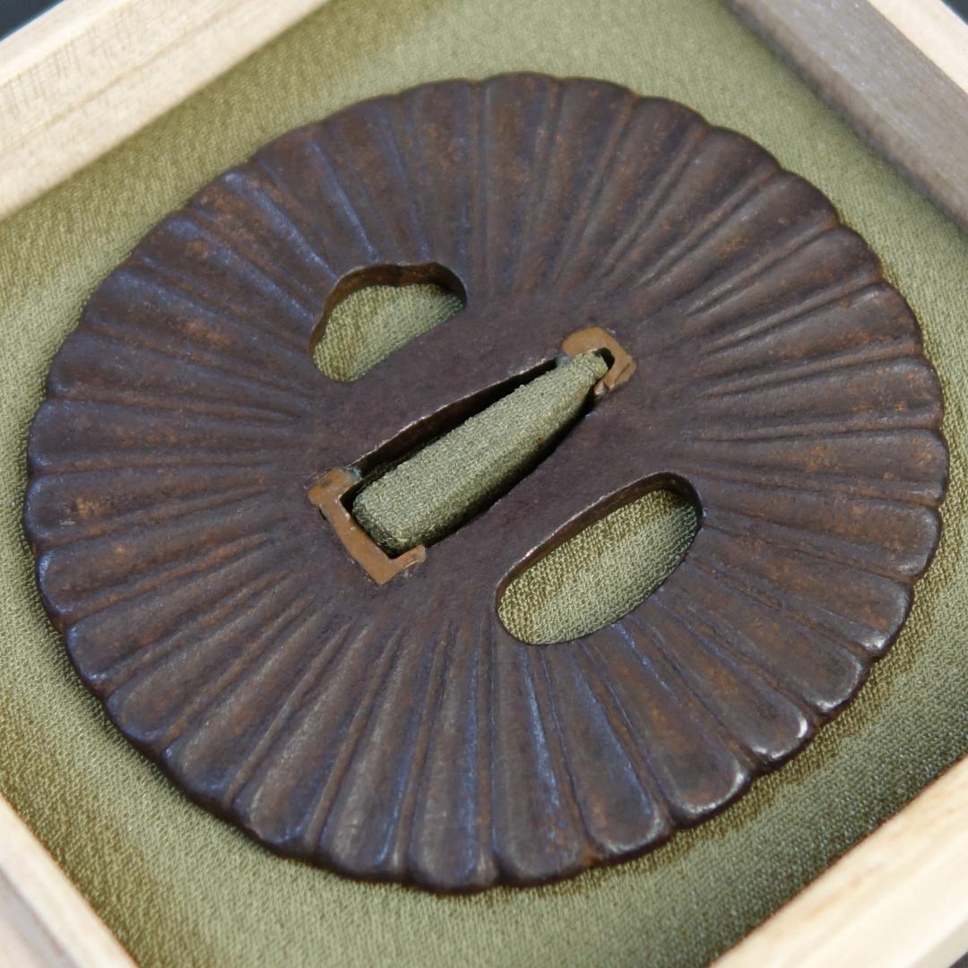 鍔 鐔 刀装具 日本刀 武具 骨董 江戸時代【菊花図鐔 無銘 明珍】(鑑定書有)