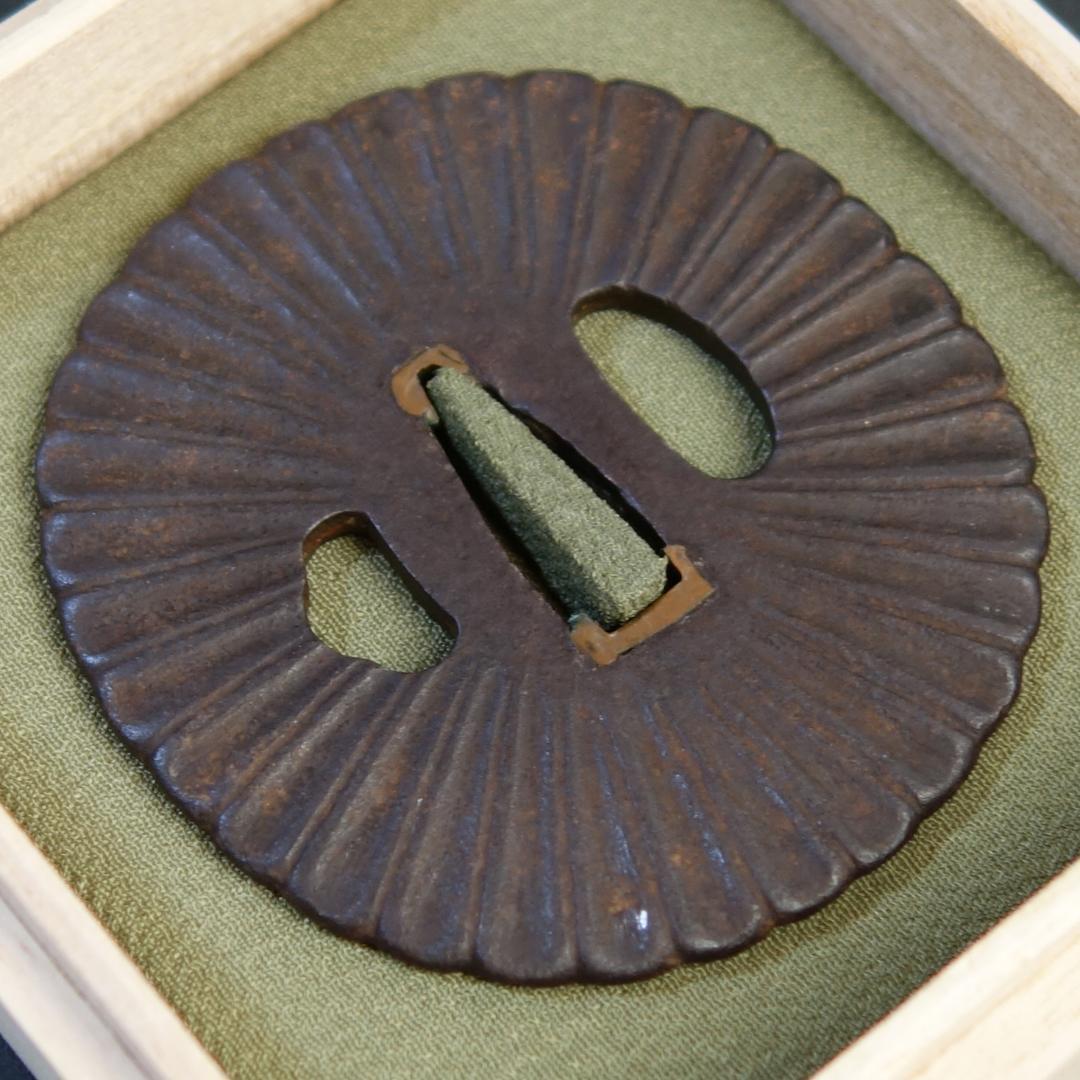 鍔 鐔 刀装具 日本刀 武具 骨董 江戸時代【菊花図鐔 無銘 明珍】(鑑定書有)