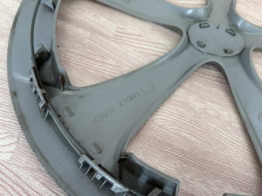 トヨタ純正　プリウス30後期　アルミホイール・ホイールキャップセット　１5インチ