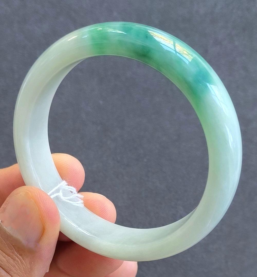 【日本鑑別書付:青翡翠】ミャンマー産青翡翠のバングル（内径55ミリ弱）8616