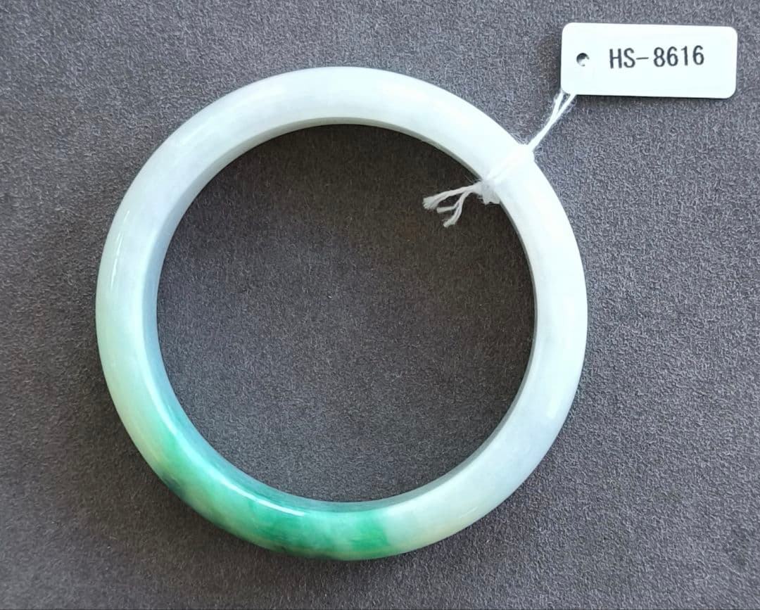 【日本鑑別書付:青翡翠】ミャンマー産青翡翠のバングル（内径55ミリ弱）8616