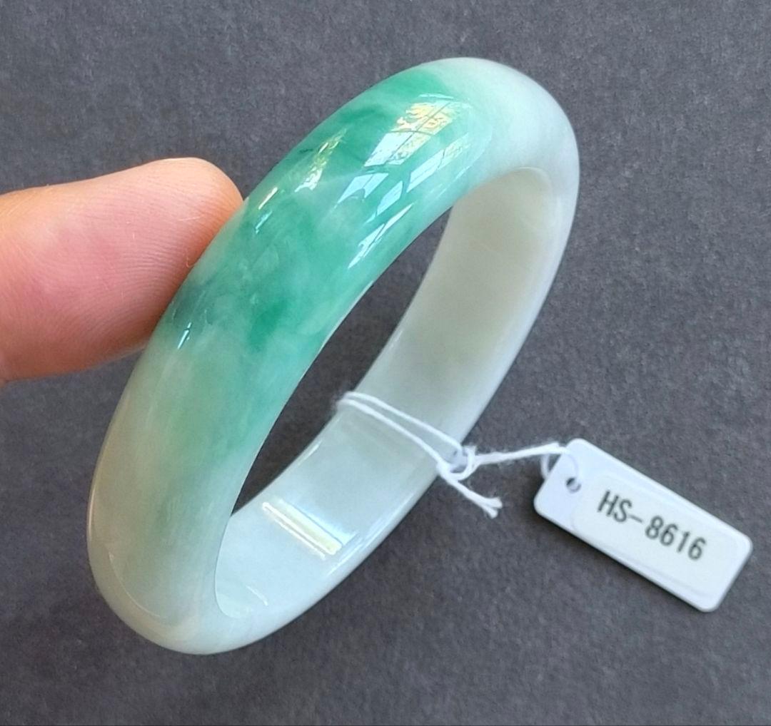【日本鑑別書付:青翡翠】ミャンマー産青翡翠のバングル（内径55ミリ弱）8616