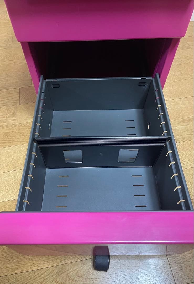 ピンクの3段キャビネット（キャスター付き）
