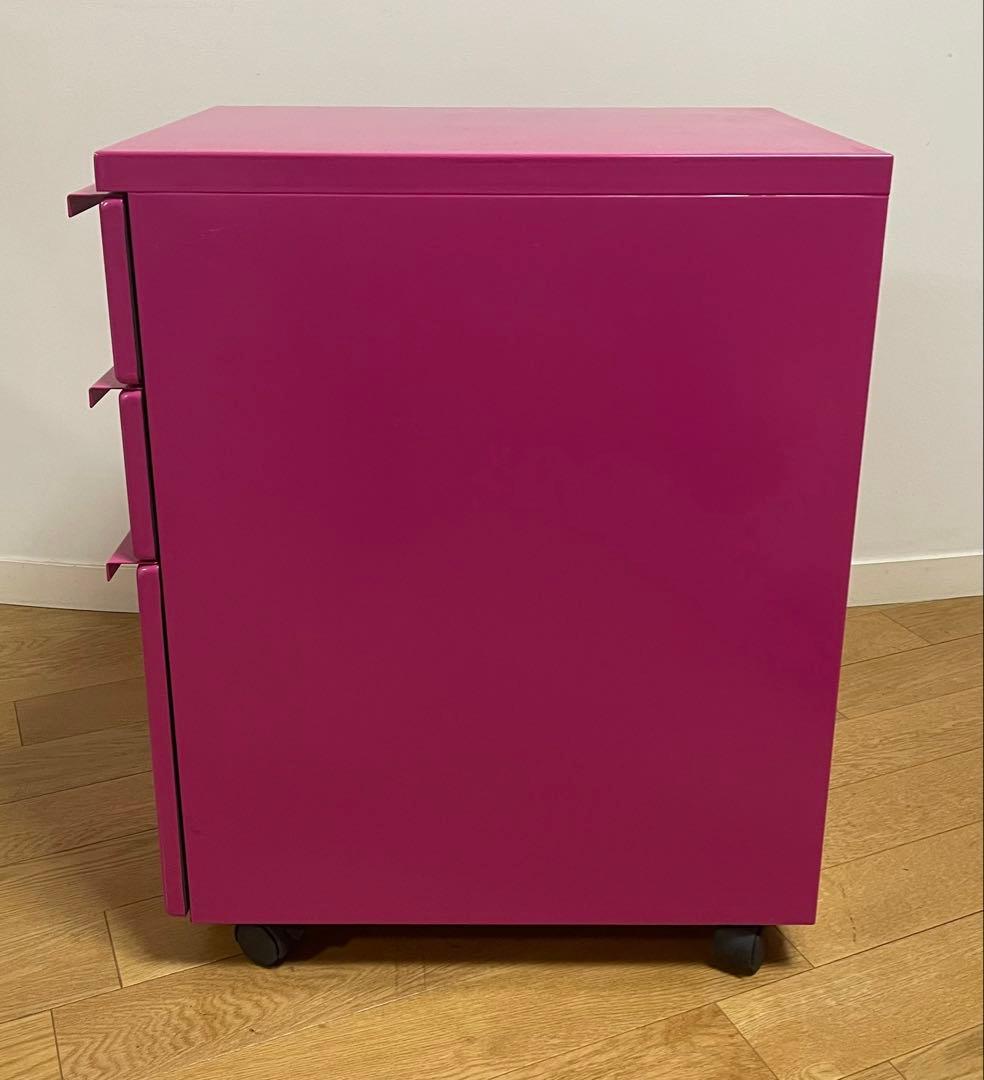 ピンクの3段キャビネット（キャスター付き）