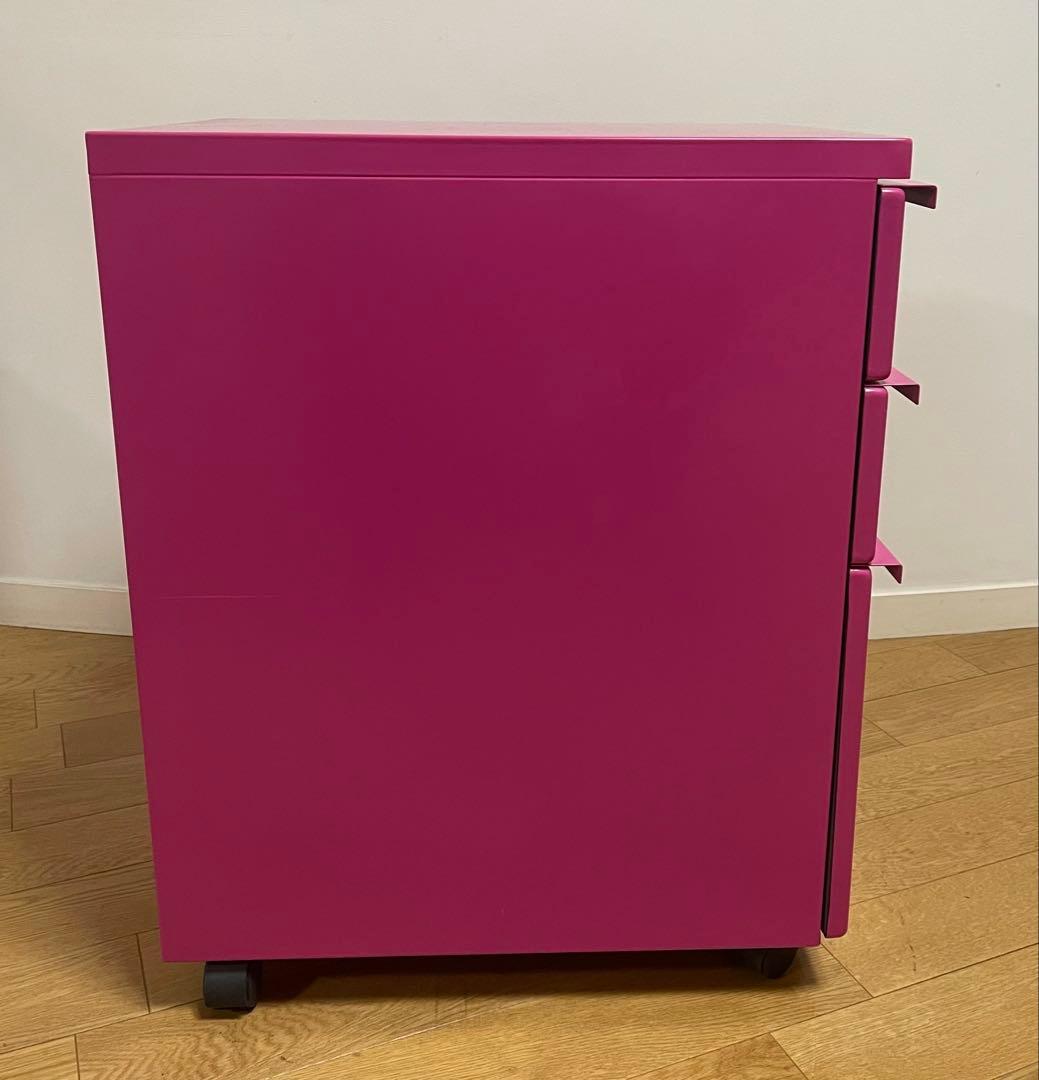 ピンクの3段キャビネット（キャスター付き）