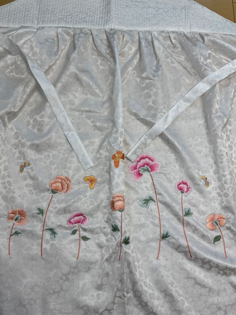 韓国・花柄刺繍ホワイトエプロン