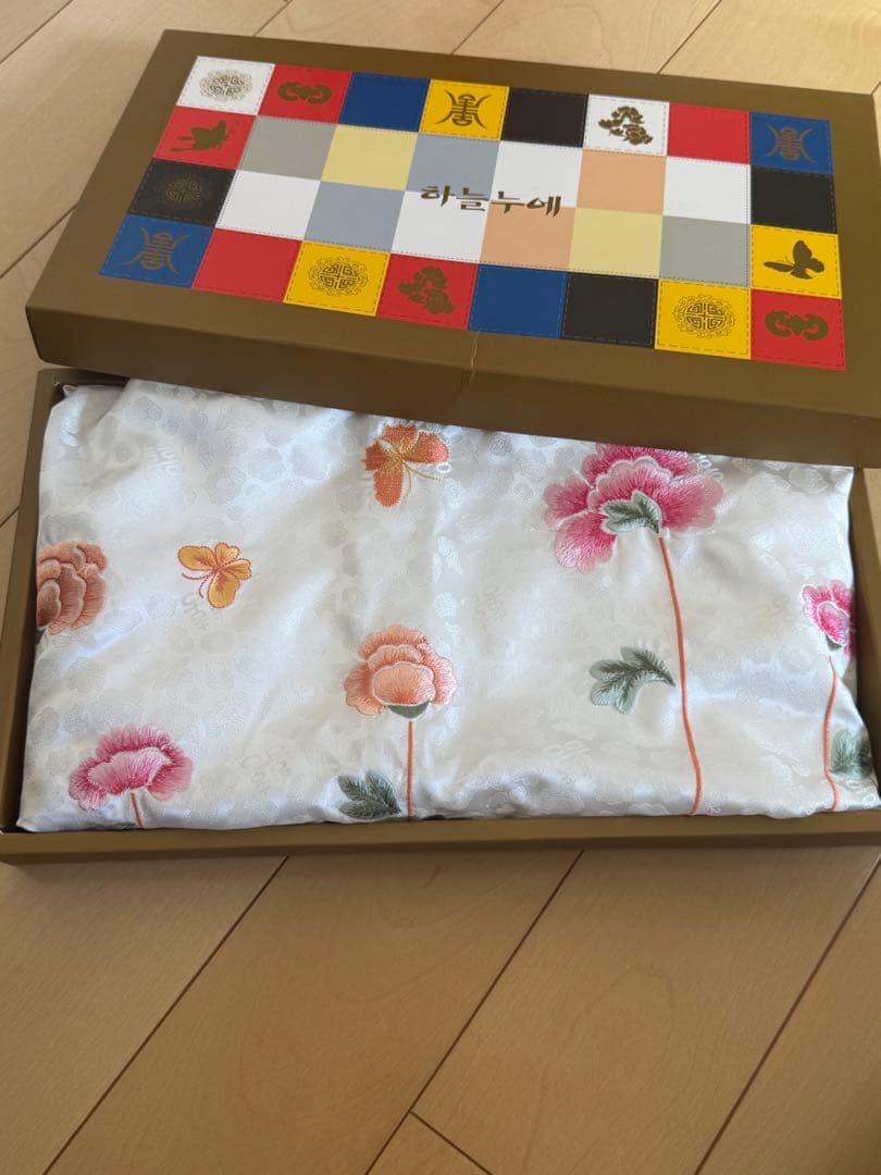 韓国・花柄刺繍ホワイトエプロン