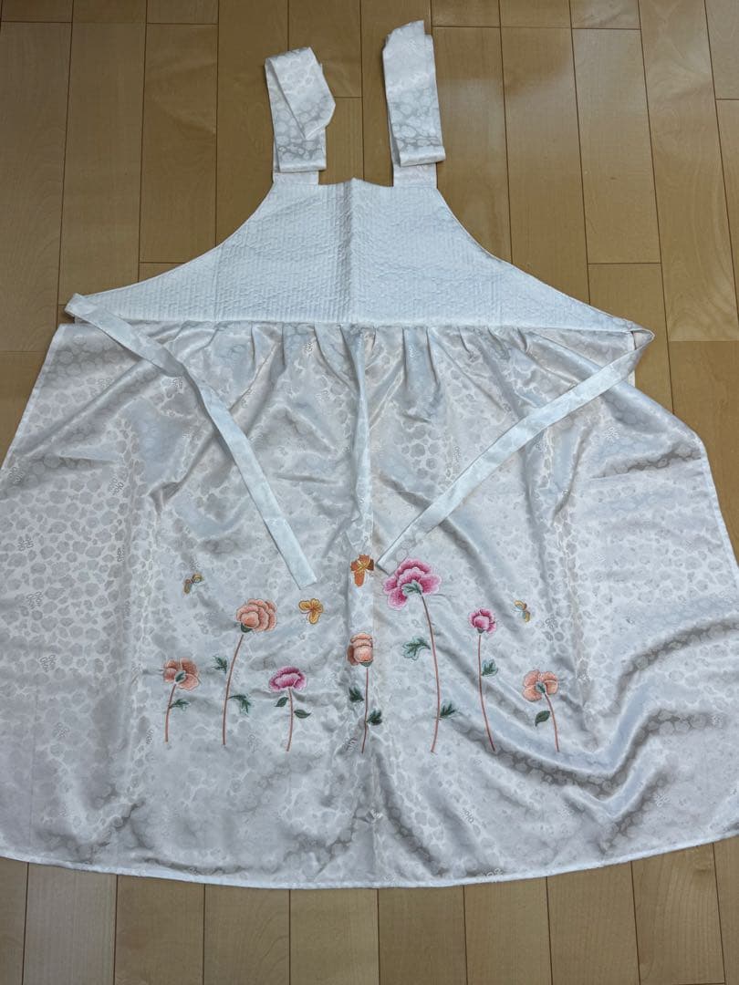韓国・花柄刺繍ホワイトエプロン
