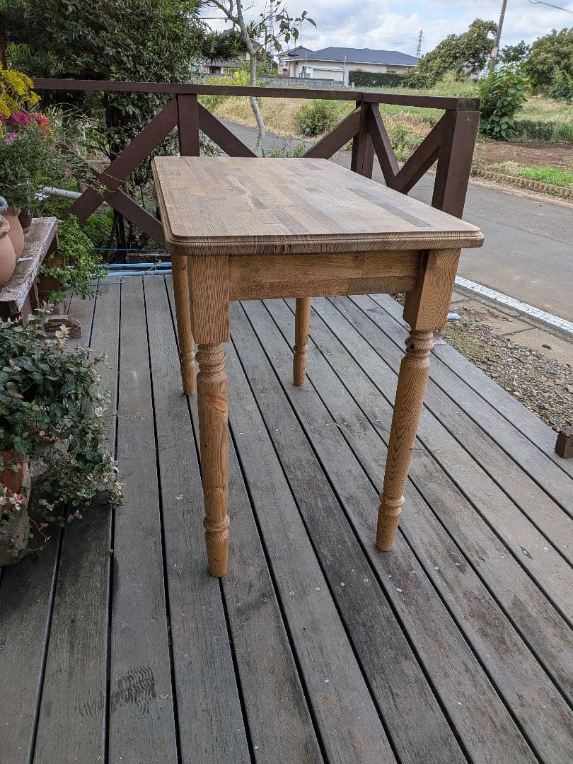 クラシックろくろ脚の木製テーブル 引き出し付き