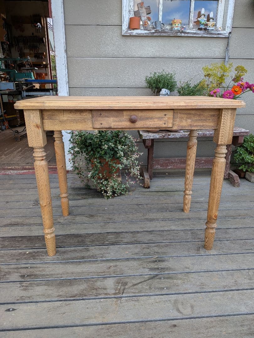 クラシックろくろ脚の木製テーブル 引き出し付き