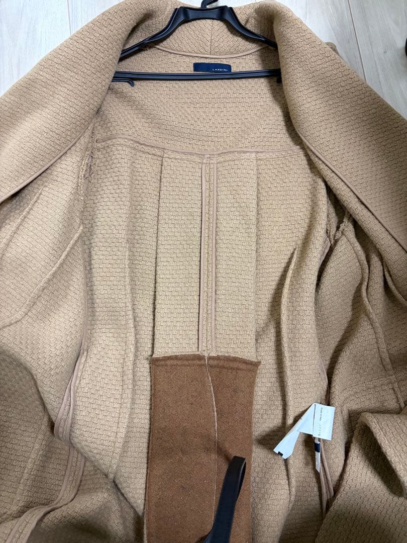 ベージュ ダブルブレスト チェスターコート