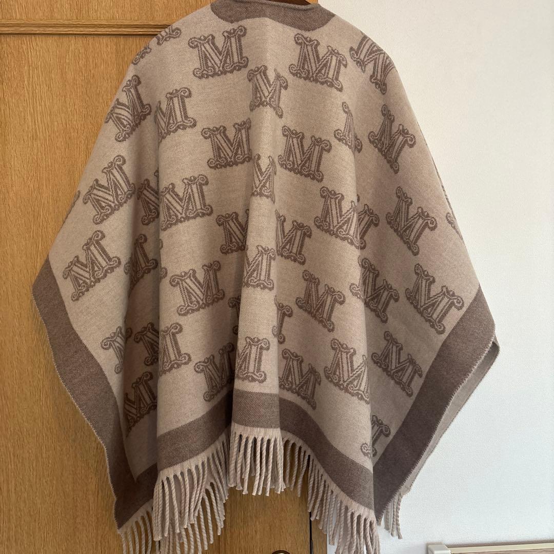 大*生様 Max Mara ベージュ Mロゴ ケープストール フリンジ付き