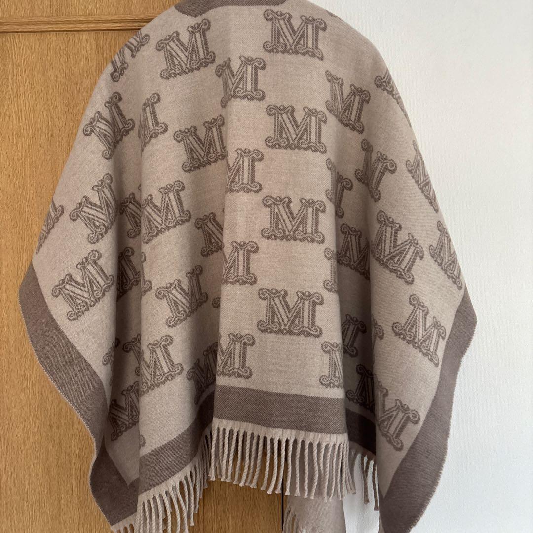 大*生様 Max Mara ベージュ Mロゴ ケープストール フリンジ付き