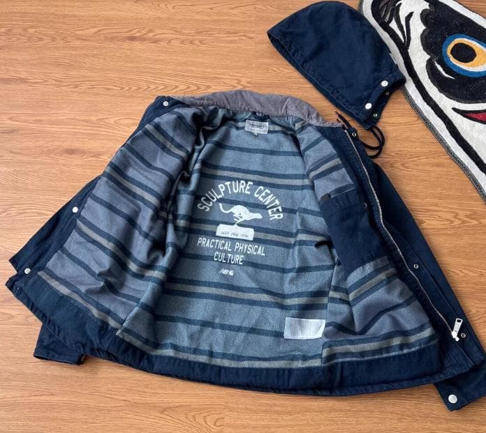 New Balance × Carhartt WIPフード付きネイビージャケット