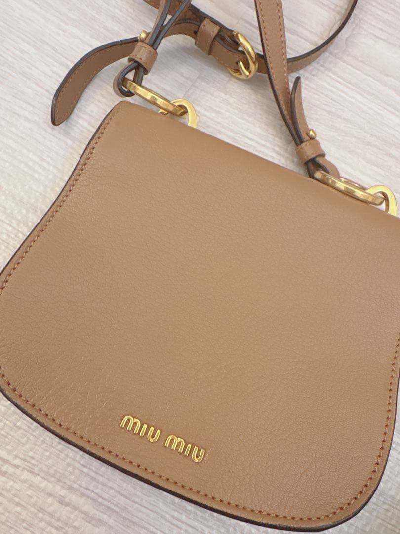 Miu Miu ベージュショルダーバッグ