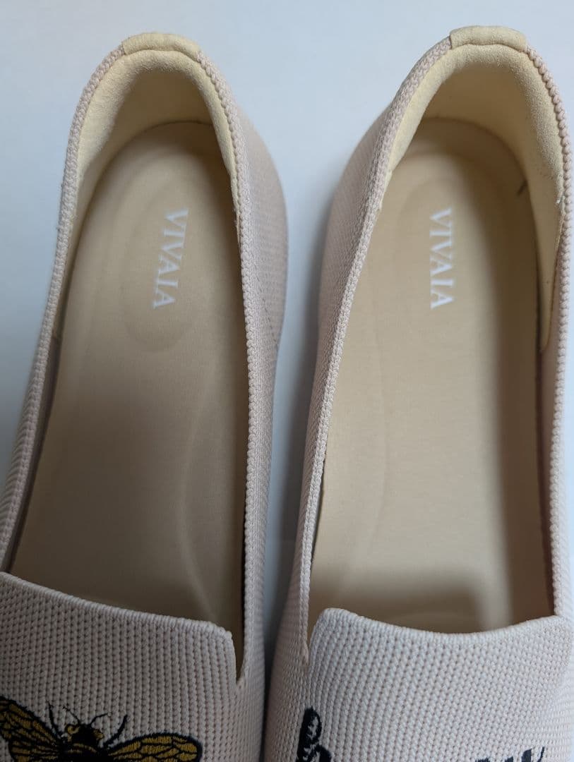 【VIVAIA】蜂 刺繍 フラットシューズ