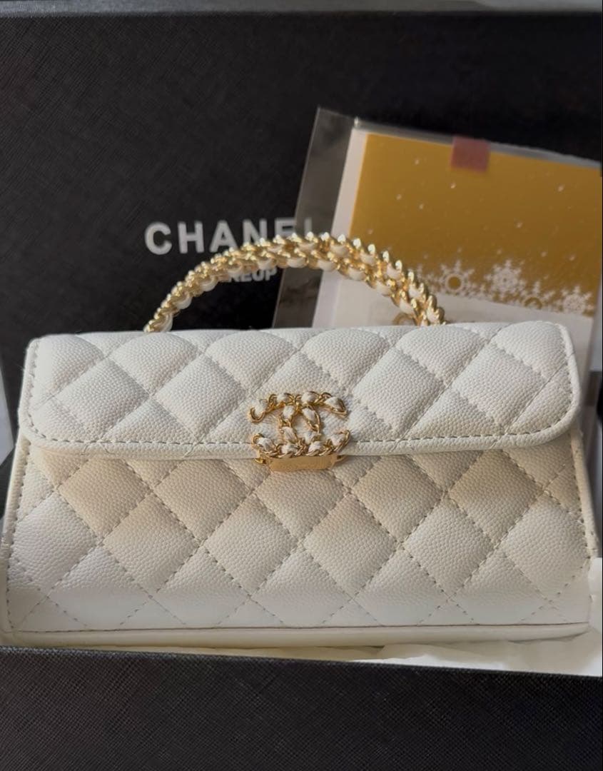 シャネル キルティング チェーンショルダーバッグ　ホワイト✖️ゴールドノベルティ
