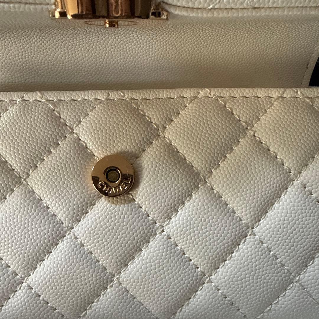 シャネル キルティング チェーンショルダーバッグ　ホワイト✖️ゴールドノベルティ