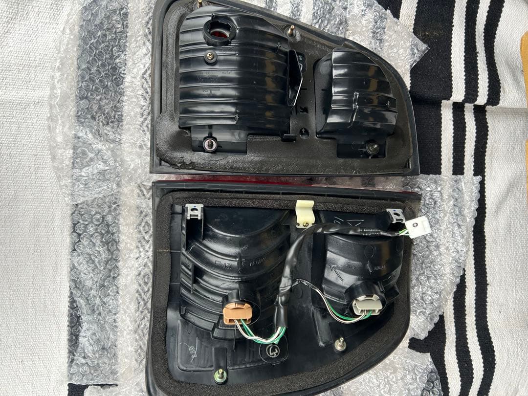 ランクルシグナス　中期　純正テールランプ