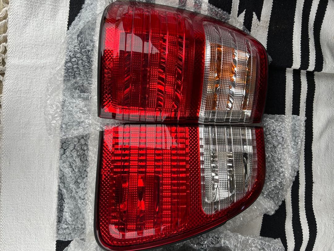 ランクルシグナス　中期　純正テールランプ