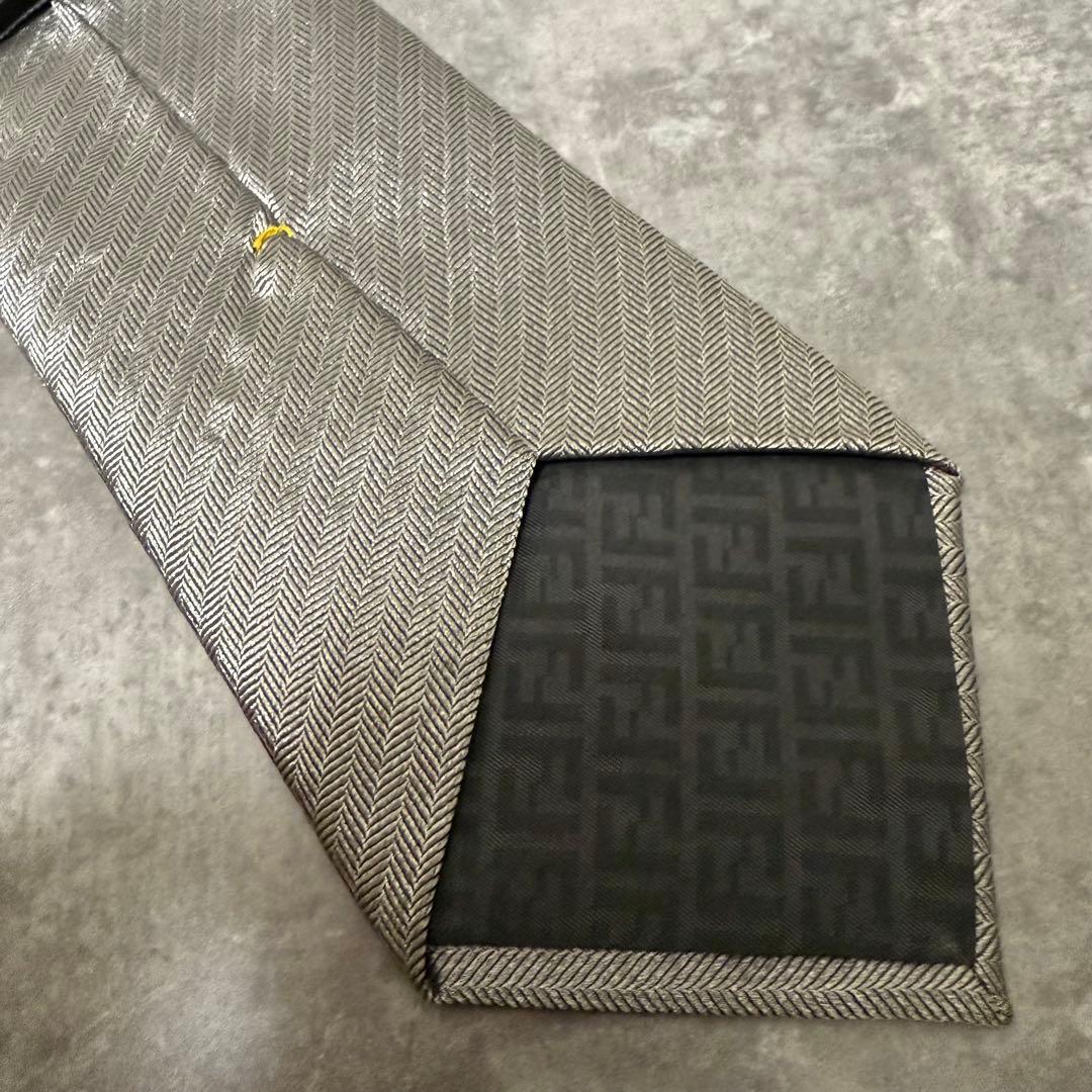 【のん】FENDIフェンディ ネクタイ シルバー 光沢 ストライプ 結婚式