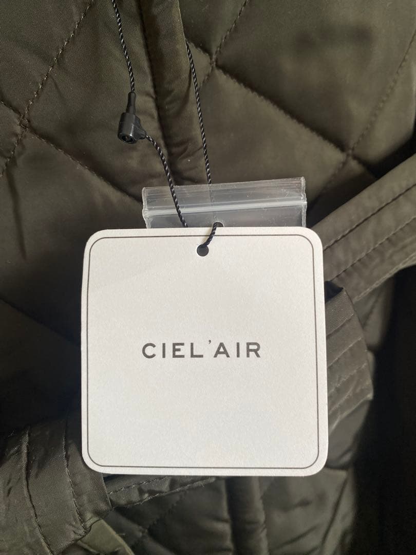 新品カーキ　キルティング ロングコート　軽量