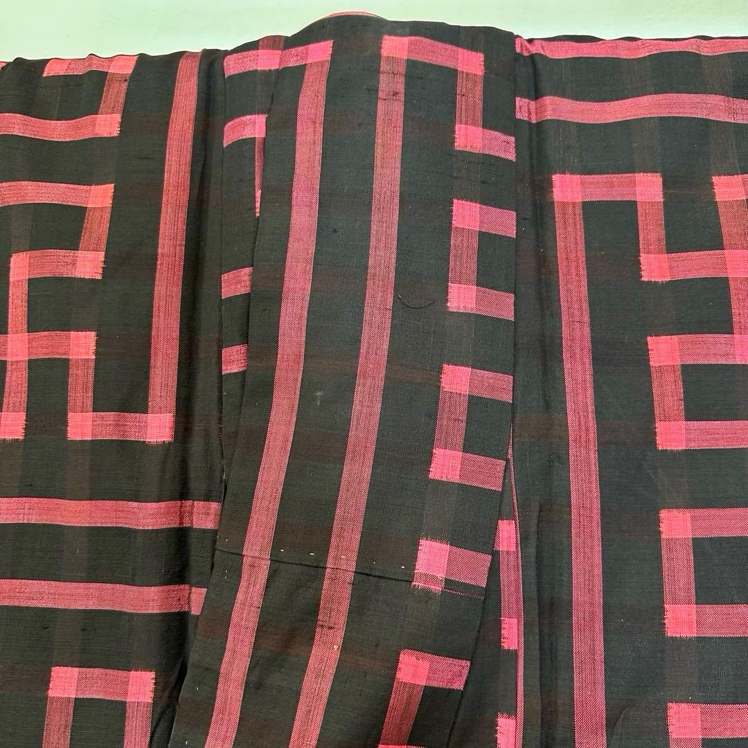 しつけ付き　正絹　袷　着物　和装　銘仙　ピンク　黒　155裄64 アンティーク