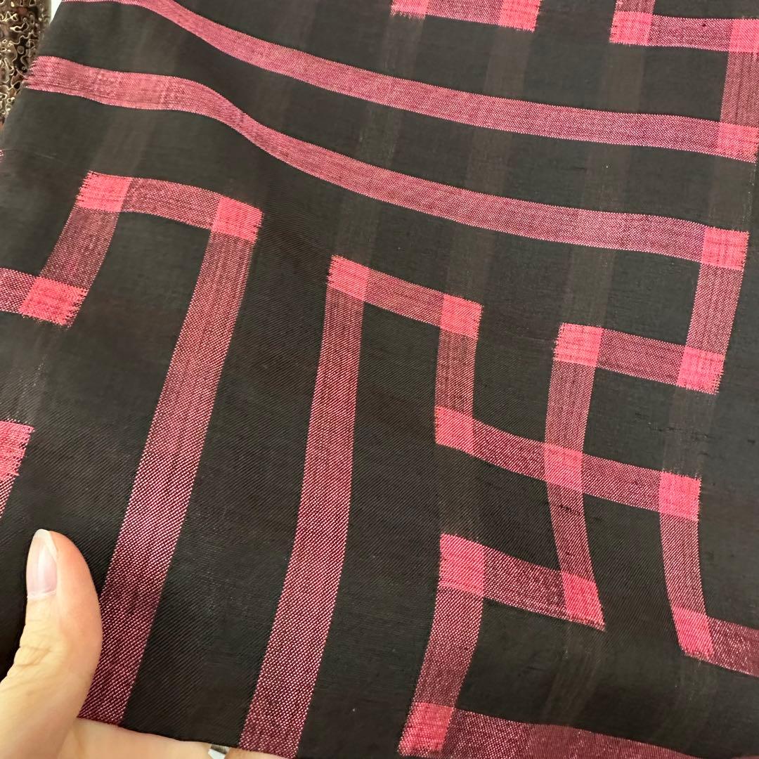 しつけ付き　正絹　袷　着物　和装　銘仙　ピンク　黒　155裄64 アンティーク