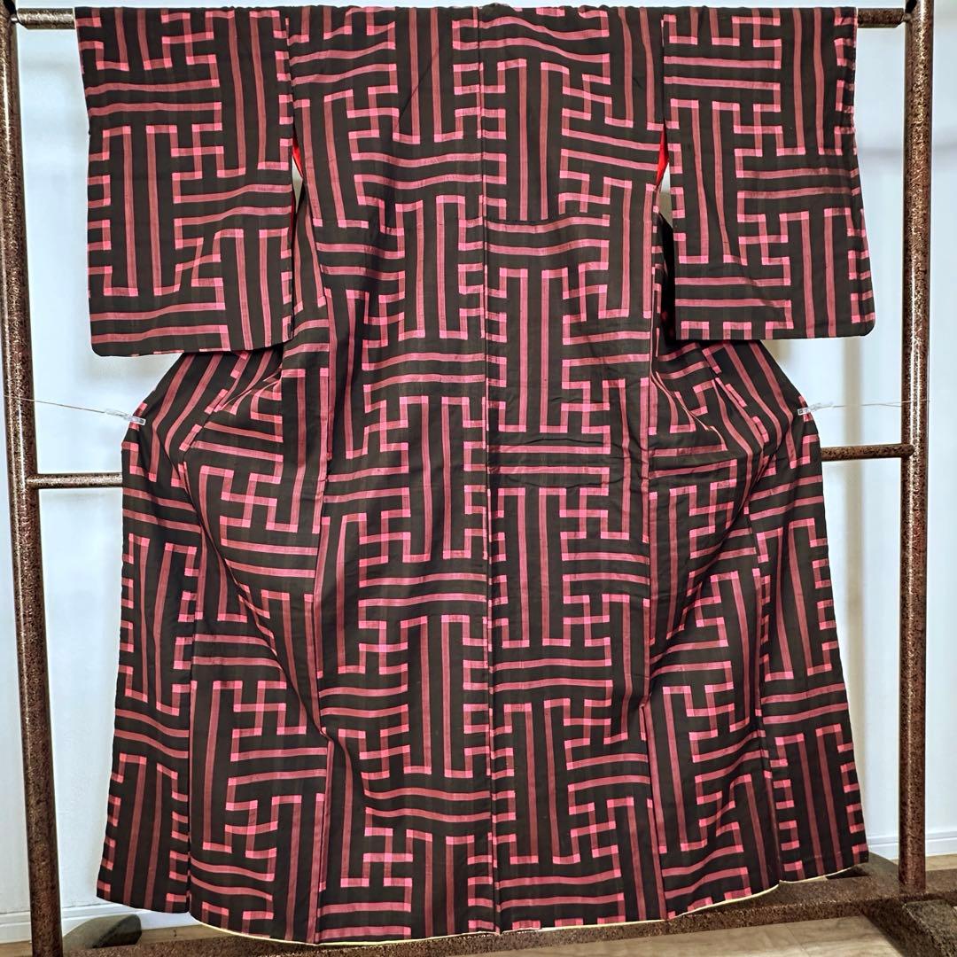 しつけ付き　正絹　袷　着物　和装　銘仙　ピンク　黒　155裄64 アンティーク