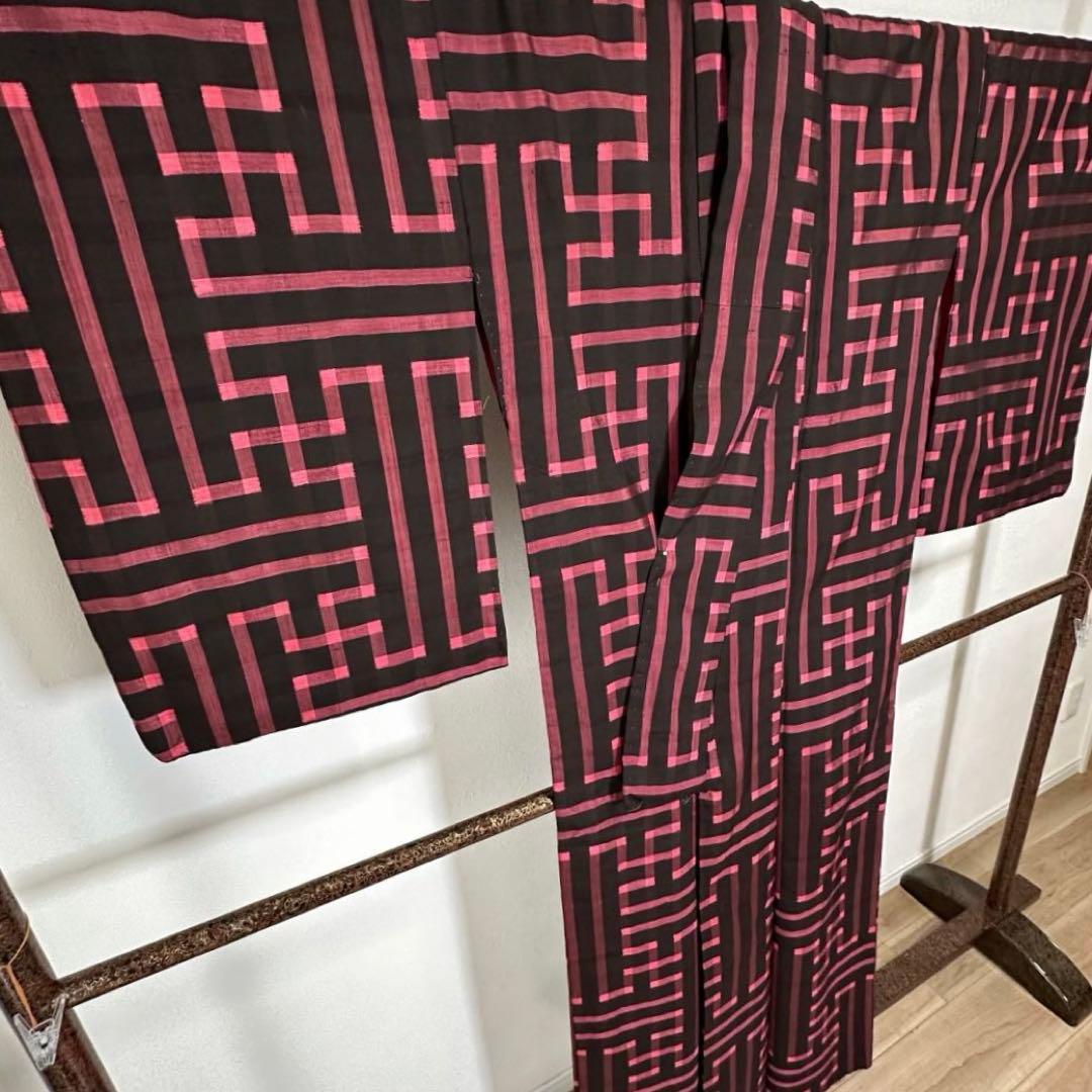 しつけ付き　正絹　袷　着物　和装　銘仙　ピンク　黒　155裄64 アンティーク