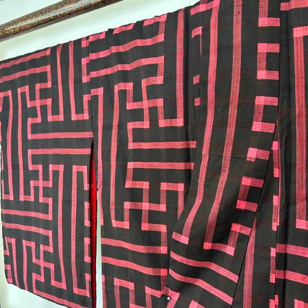 しつけ付き　正絹　袷　着物　和装　銘仙　ピンク　黒　155裄64 アンティーク