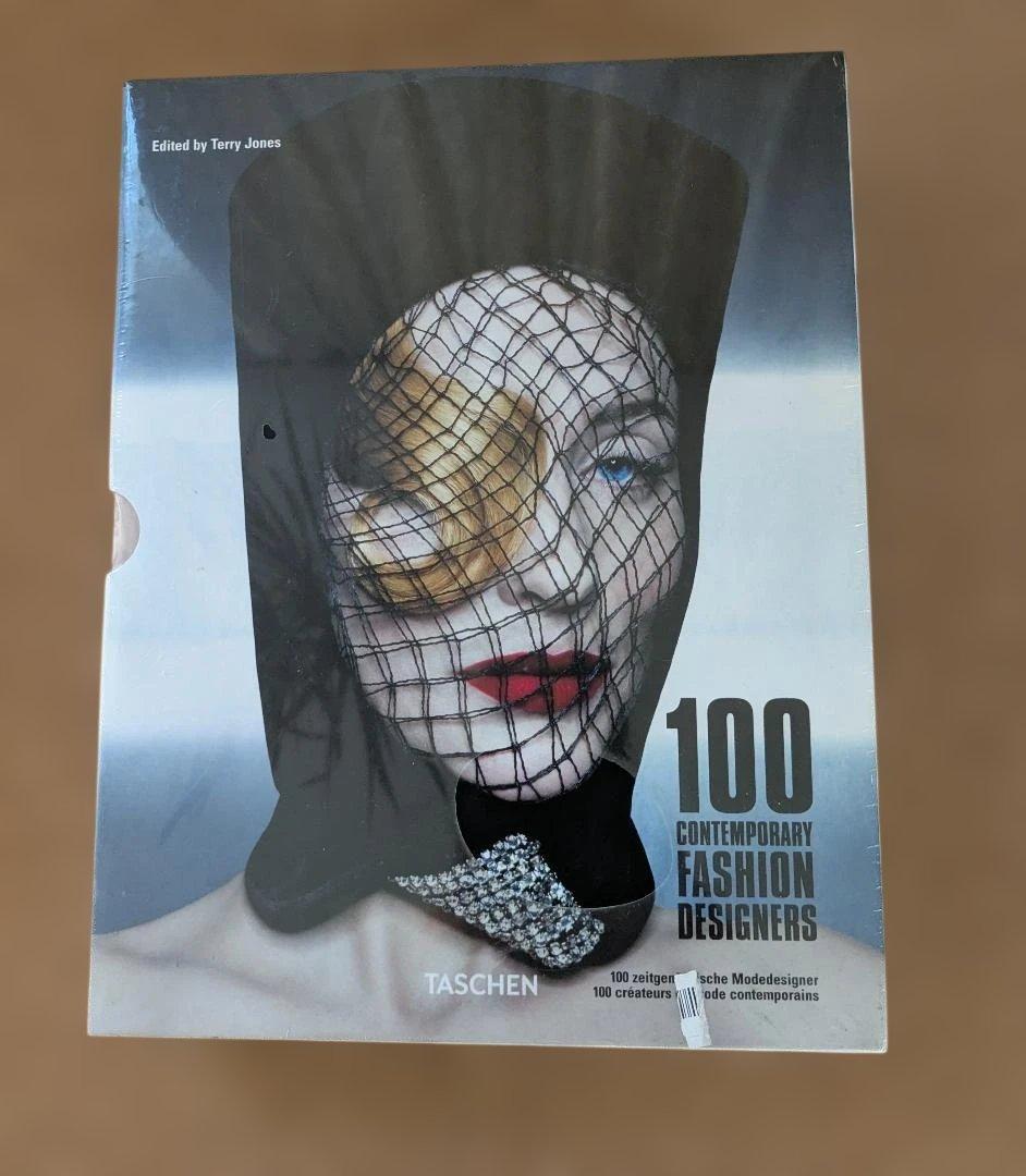 女性情報誌 100 Contemporary Fashion Designers