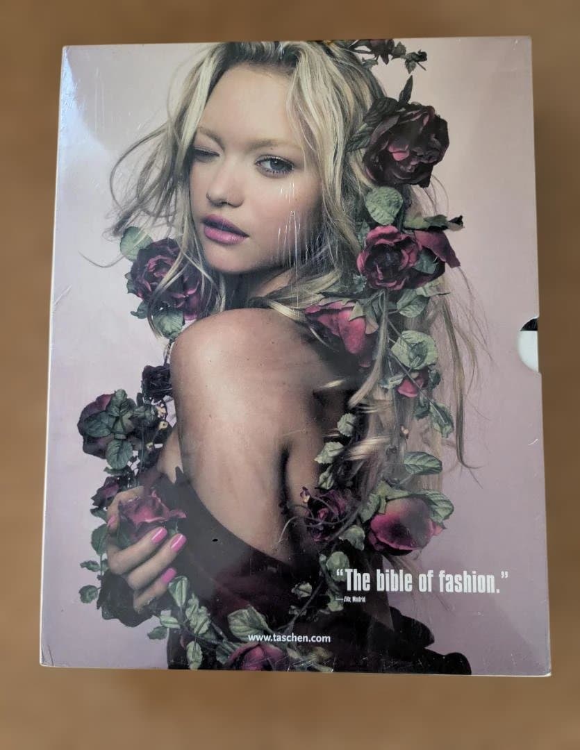 女性情報誌 100 Contemporary Fashion Designers