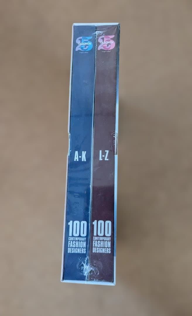 女性情報誌 100 Contemporary Fashion Designers