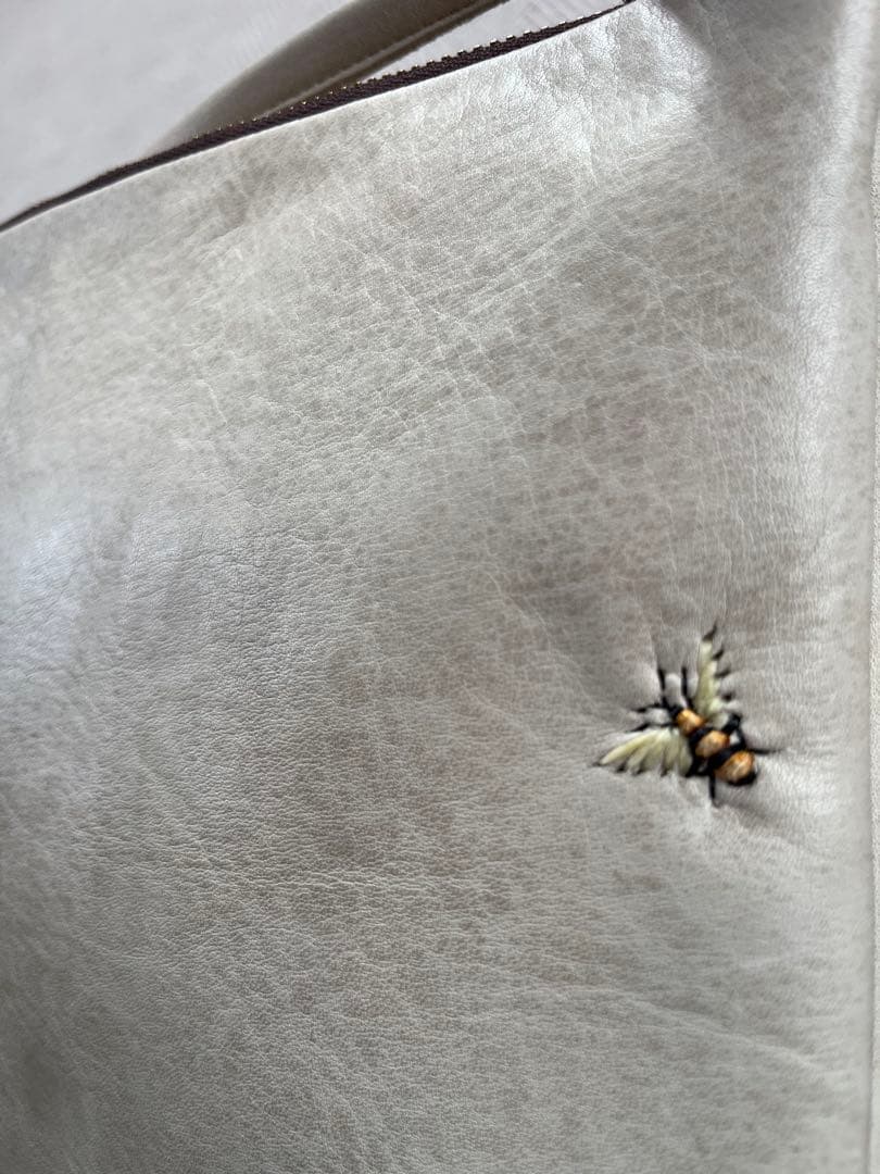 Kurosawa 蜂の刺繍　ライトグレー レザー ショルダーバッグ　本革