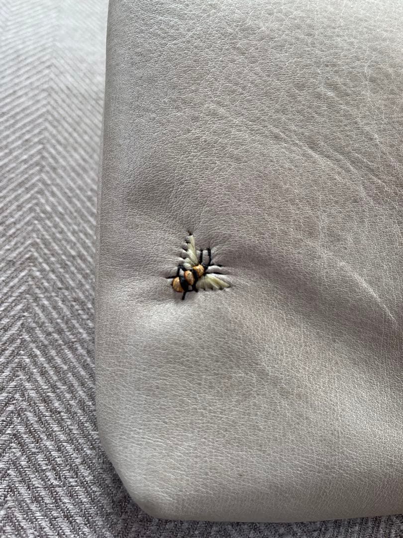 Kurosawa 蜂の刺繍　ライトグレー レザー ショルダーバッグ　本革