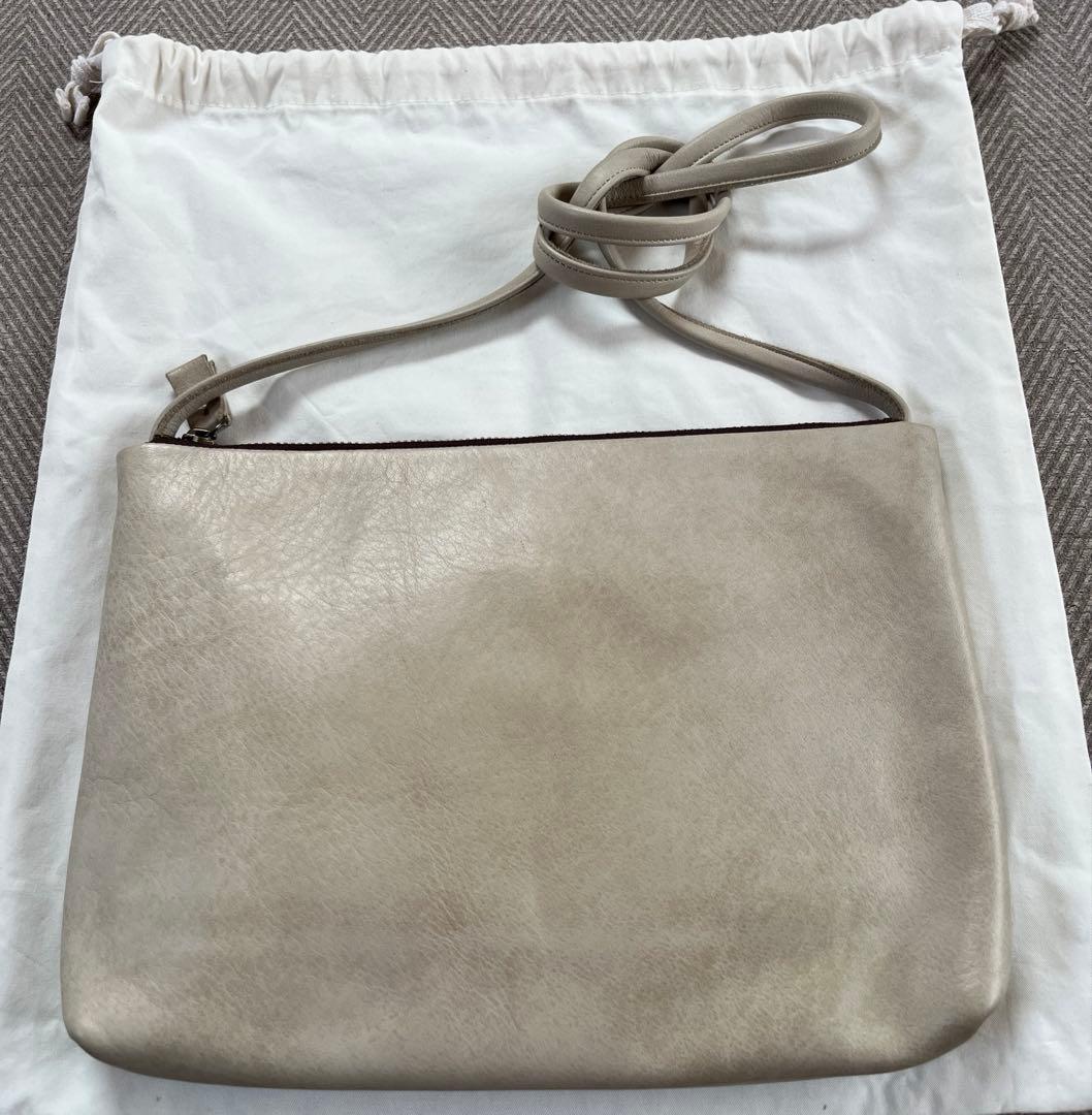 Kurosawa 蜂の刺繍　ライトグレー レザー ショルダーバッグ　本革